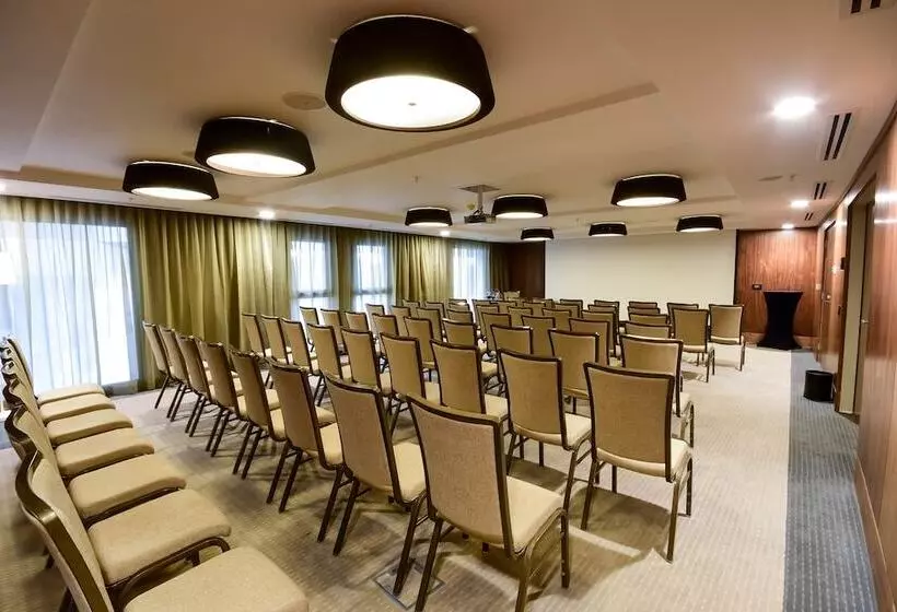 هتل 2 Fevrier, Lome