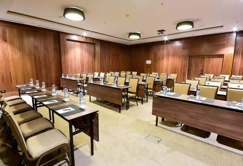 هتل 2 Fevrier, Lome