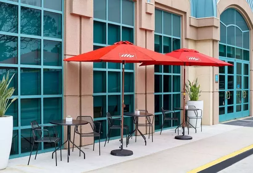 فندق Renaissance Los Angeles Airport