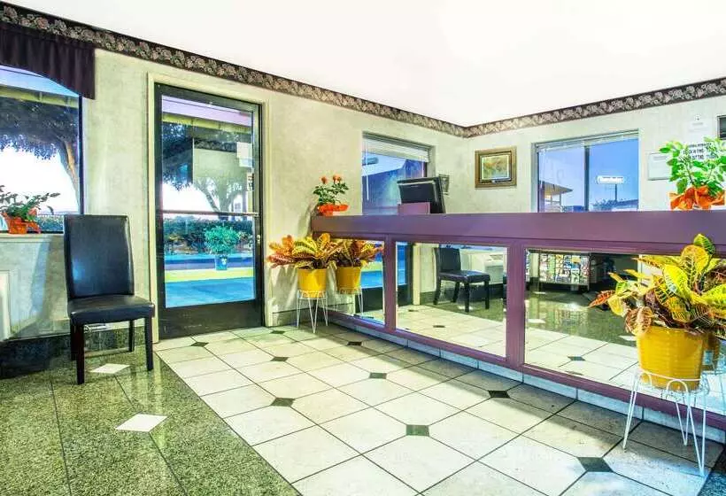 בית מלון כפרי Travelodge By Wyndham Turlock