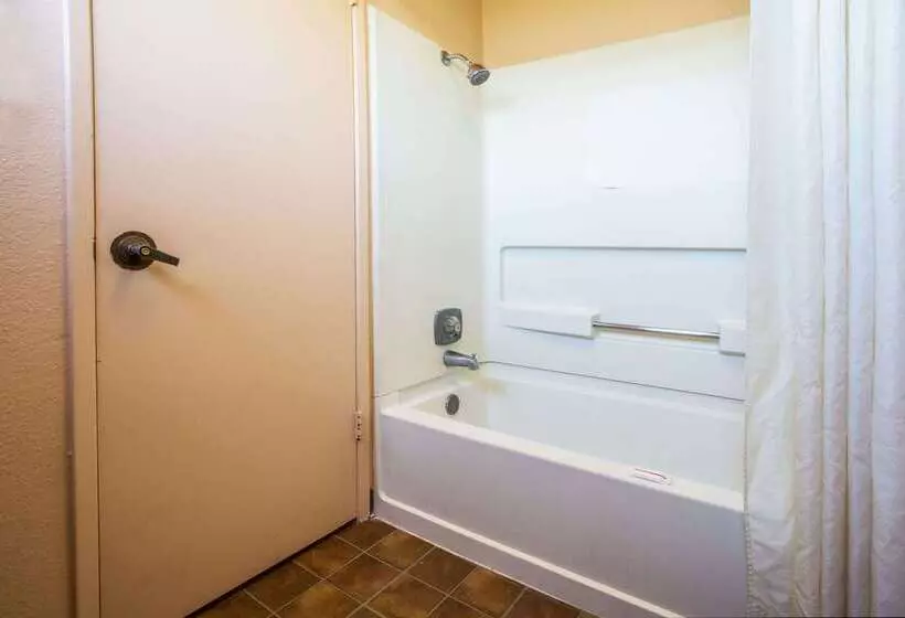 בית מלון כפרי Travelodge By Wyndham Turlock