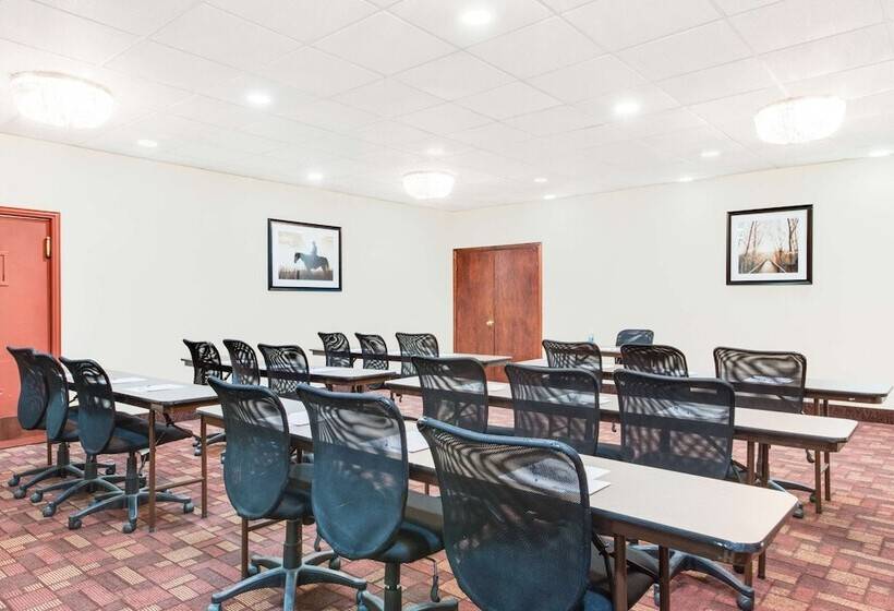 فندق Baymont By Wyndham Midland Airport