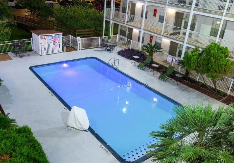 هتل Deluxe Inn San Antonio