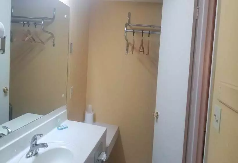 فندق Economy Inn