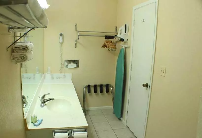 فندق Economy Inn