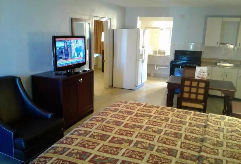 ホテル Express Inn & Suites   5 Miles From St Petersburg Clearwater Airport