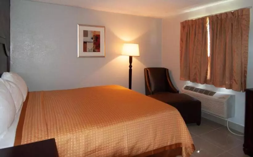 ホテル Express Inn & Suites   5 Miles From St Petersburg Clearwater Airport