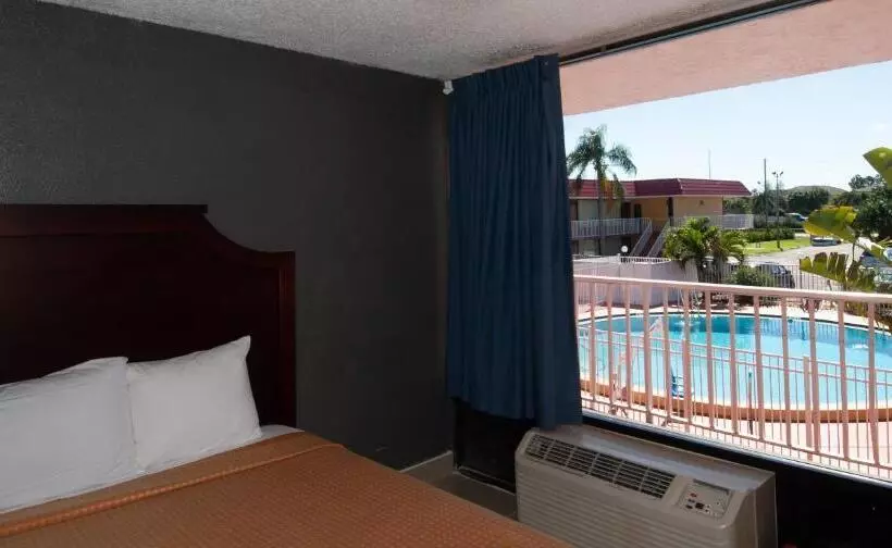 ホテル Express Inn & Suites   5 Miles From St Petersburg Clearwater Airport