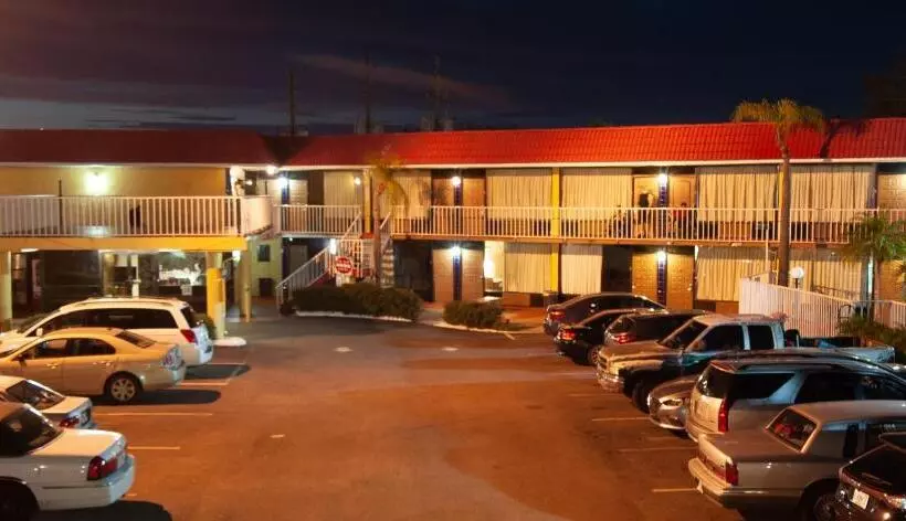 ホテル Express Inn & Suites   5 Miles From St Petersburg Clearwater Airport