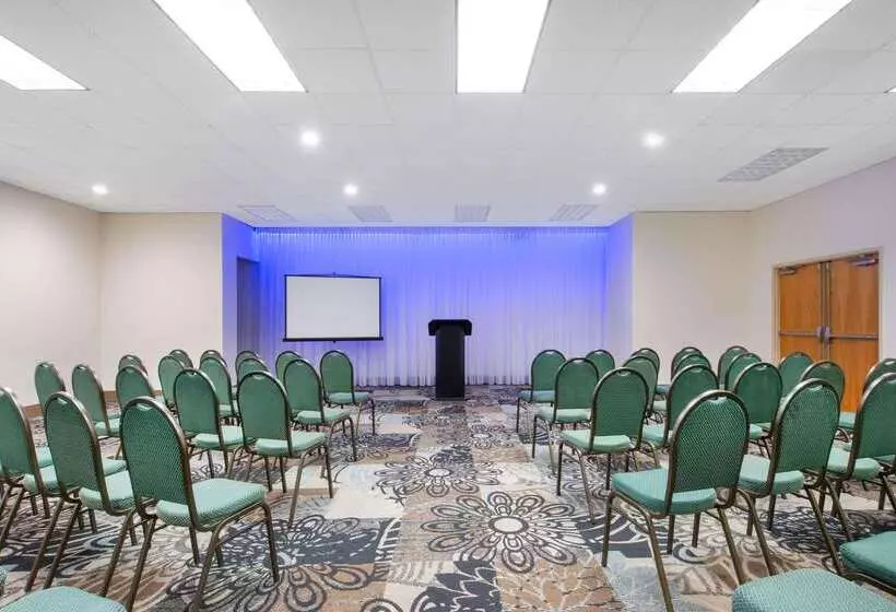 בית מלון כפרי La Quinta By Wyndham Clearwater Central