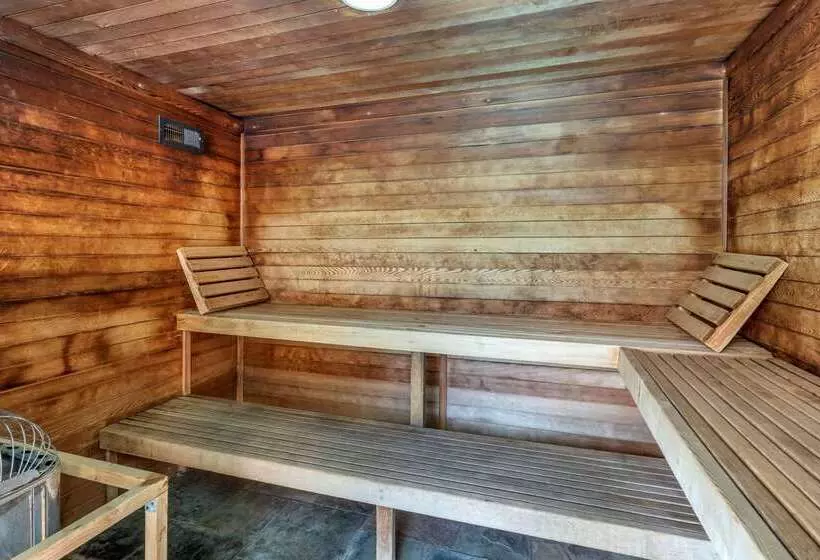 Lincoln Sands Oceanfront Resort, Ascend Hotel Collection