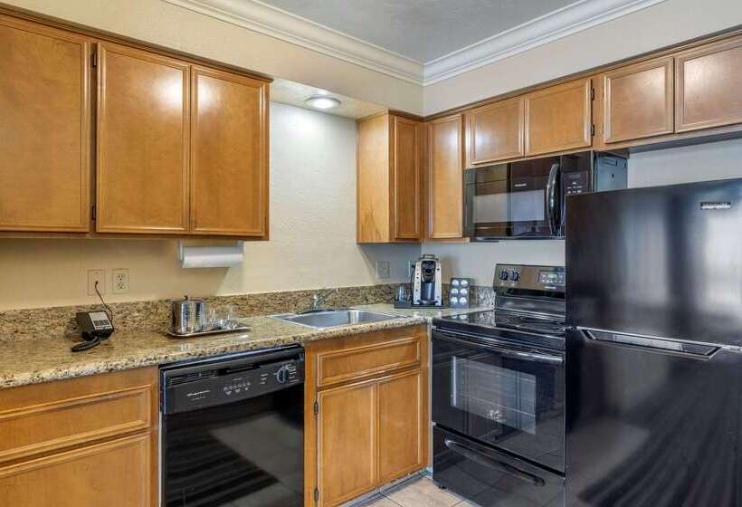 Lincoln Sands Oceanfront Resort, Ascend Hotel Collection