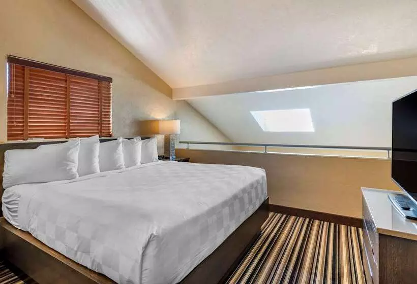 Lincoln Sands Oceanfront Resort, Ascend Hotel Collection