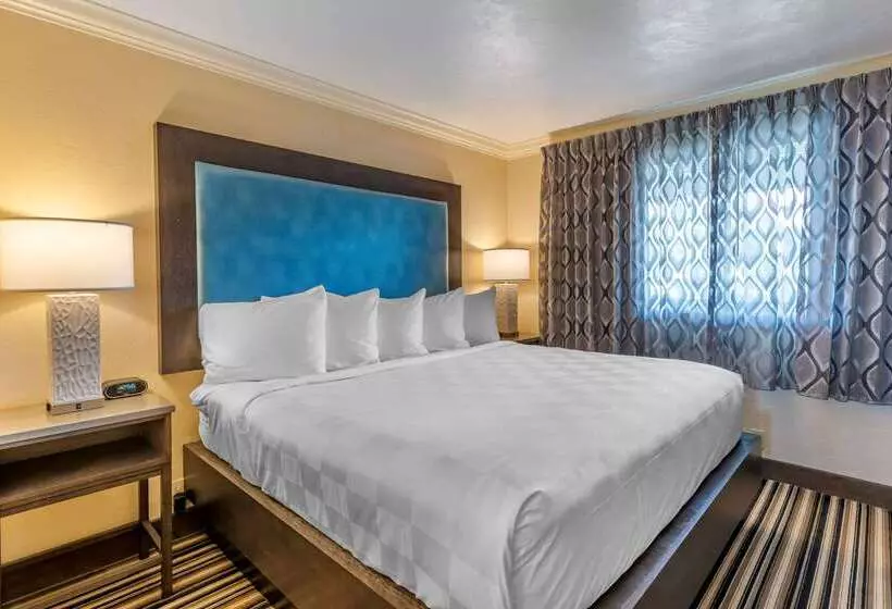 Lincoln Sands Oceanfront Resort, Ascend Hotel Collection