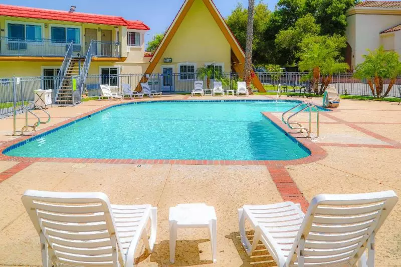 酒店 Quality Inn & Suites Thousand Oaks   Us101