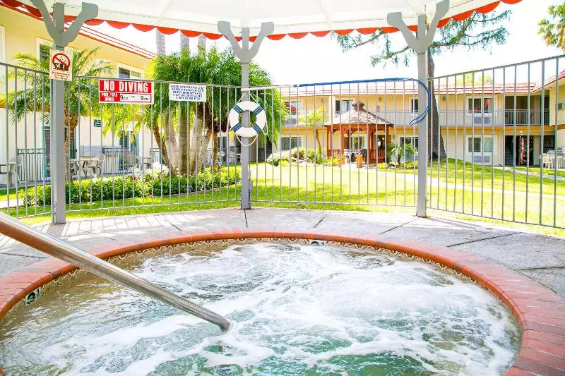 酒店 Quality Inn & Suites Thousand Oaks   Us101