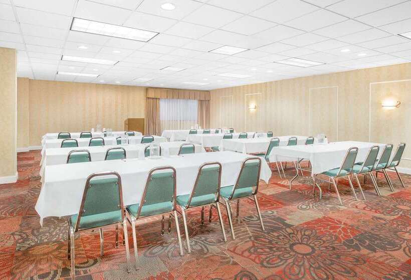 בית מלון כפרי Ramada By Wyndham Waupaca