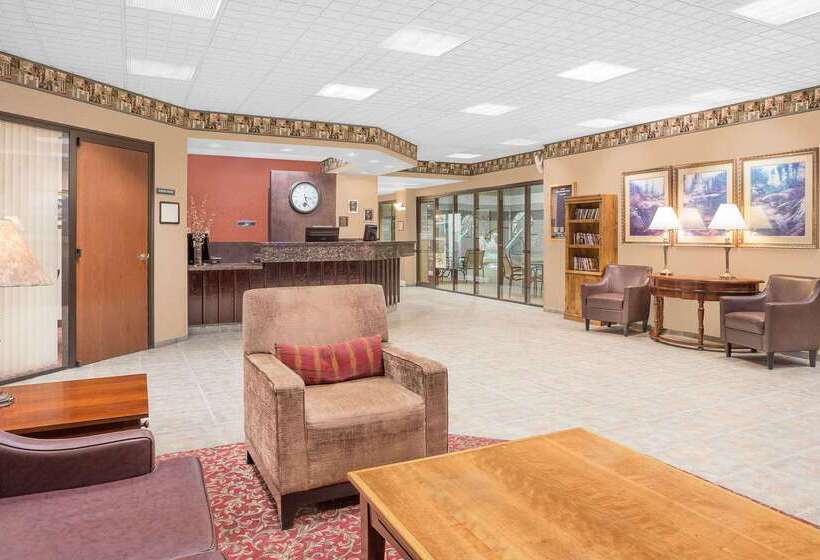 בית מלון כפרי Ramada By Wyndham Waupaca