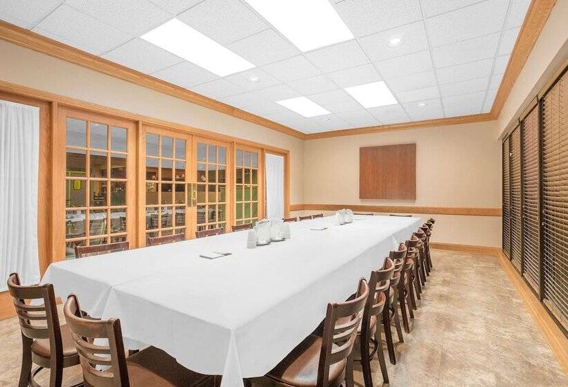 בית מלון כפרי Ramada By Wyndham Waupaca