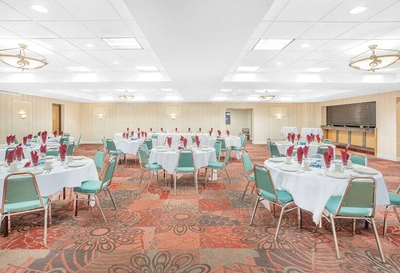 בית מלון כפרי Ramada By Wyndham Waupaca