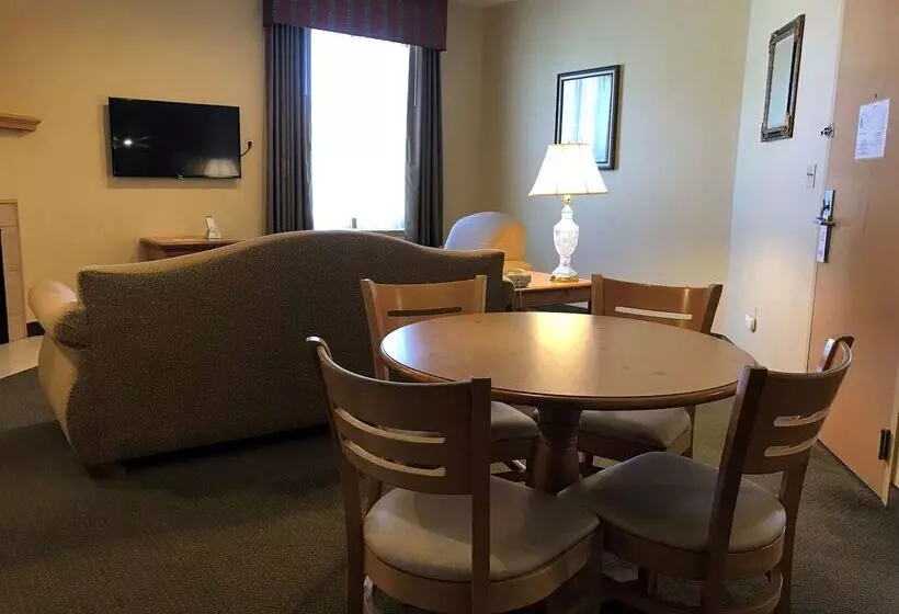 Отель Best Western Plus Revere Inn & Suites