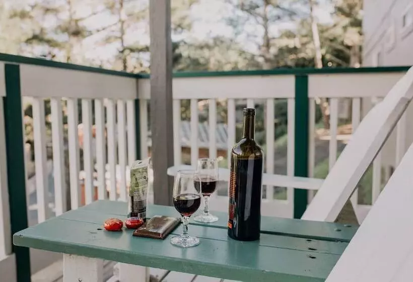 Отель Cambria Pines Lodge