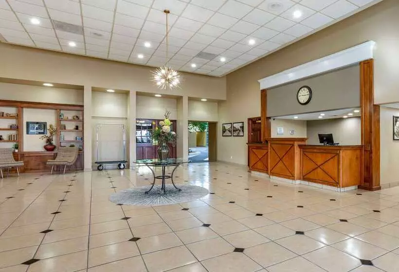 בית מלון כפרי Clarion Inn & Suites