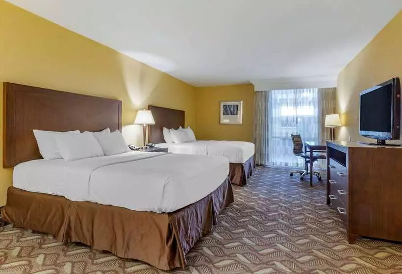 בית מלון כפרי Clarion Inn & Suites