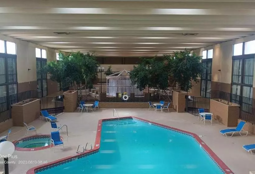 בית מלון כפרי Clarion Inn & Suites