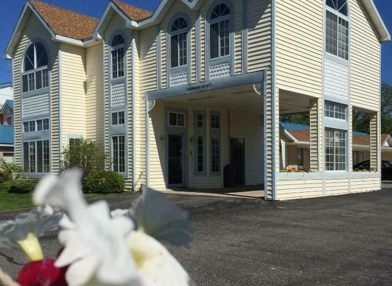 هتل Thunderbird Inn Of Mackinaw City