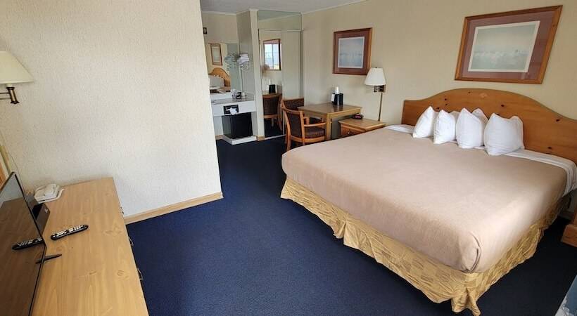 هتل Thunderbird Inn Of Mackinaw City