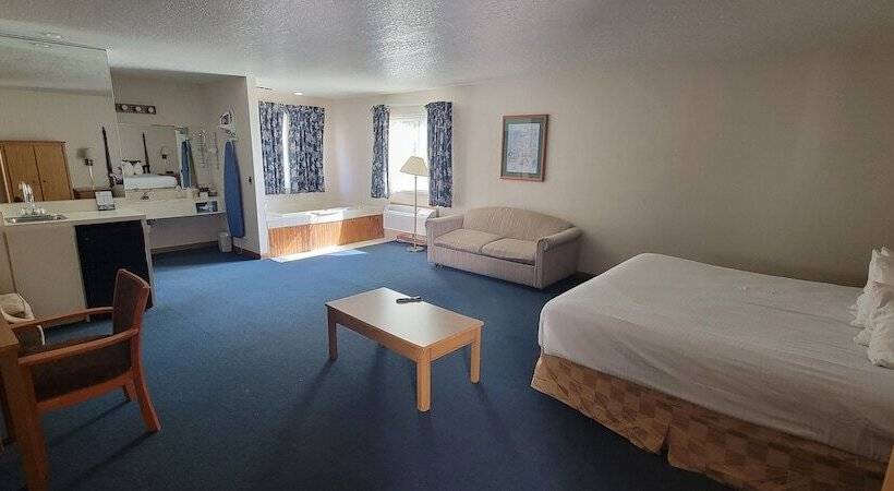 هتل Thunderbird Inn Of Mackinaw City