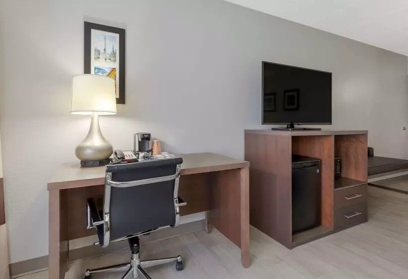 Clarion Hotel & Suites Bwi Airport North