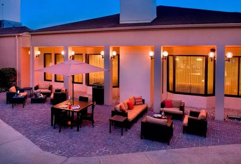 Отель Courtyard Newark Liberty International Airport