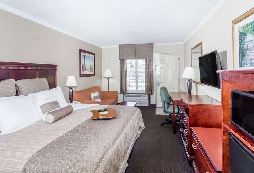 هتل Days Inn By Wyndham Destin