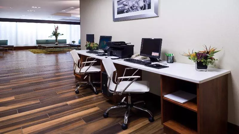 Holiday Inn Hotel & Suites Warren, An Ihg