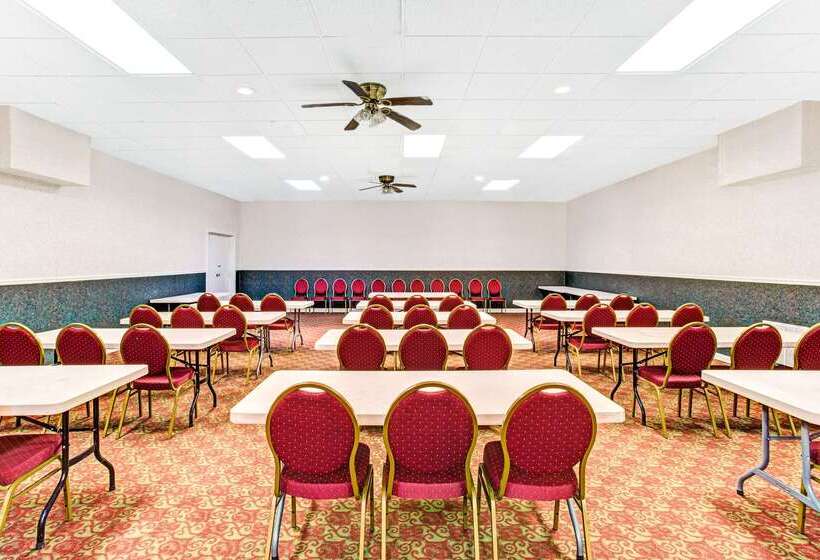 בית מלון כפרי Ramada By Wyndham Murfreesboro