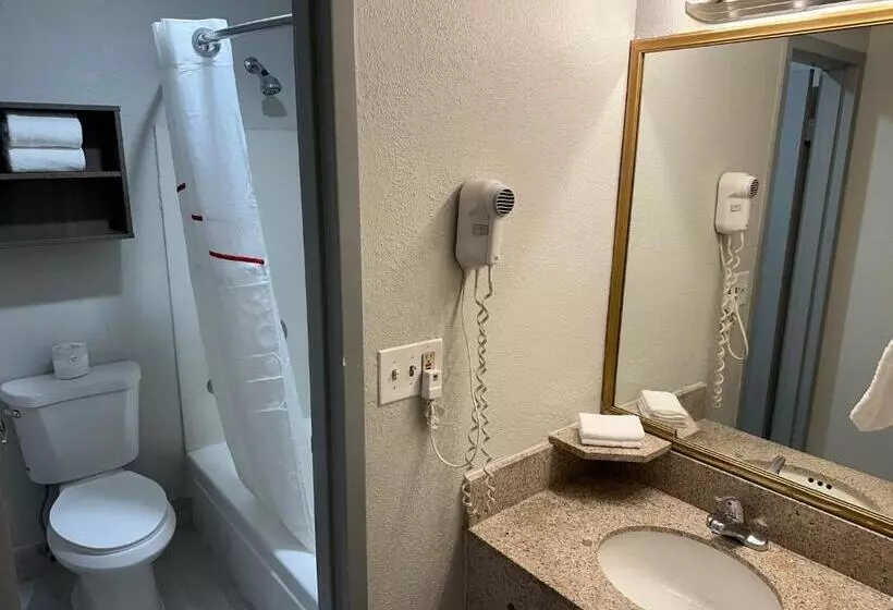 Отель Hometowne Studios By Red Roof Auburn Hills