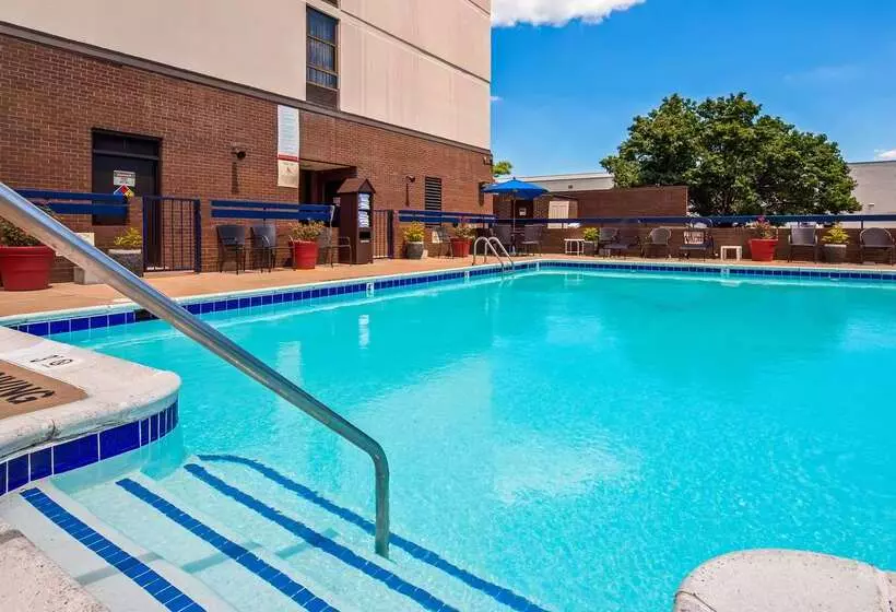 Отель Best Western Potomac Mills