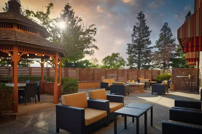 فندق Courtyard By Marriott Santa Rosa