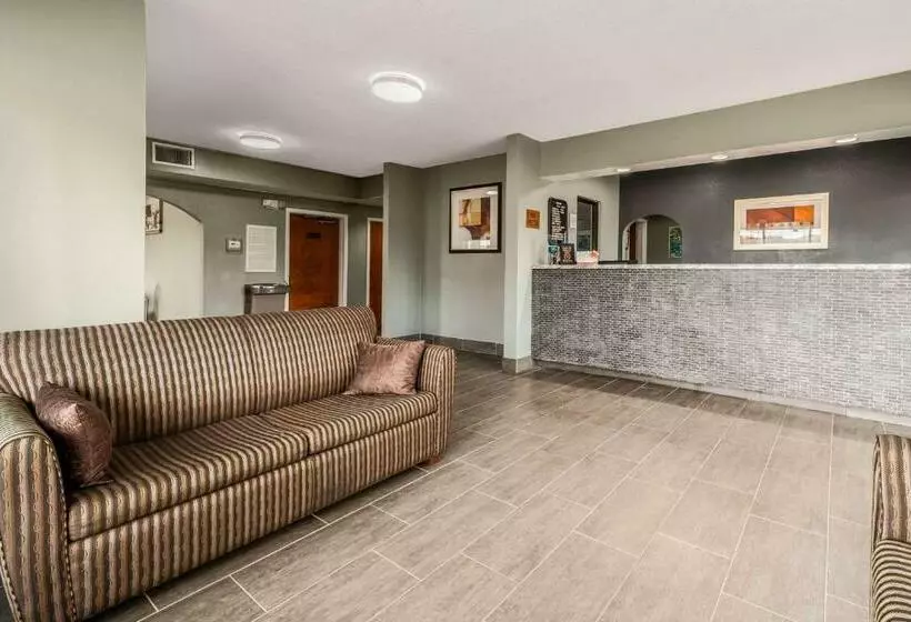 호텔 Econo Lodge Inn & Suites