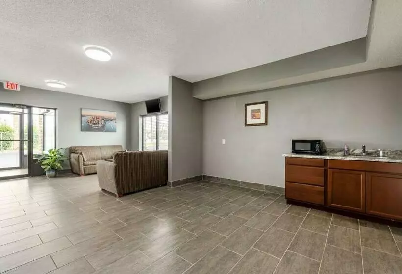 호텔 Econo Lodge Inn & Suites