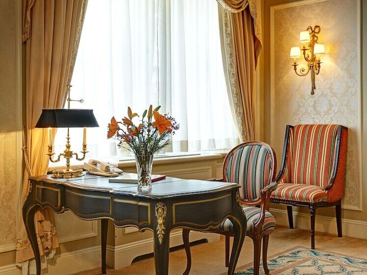 Elysee By Library Hotel Collection