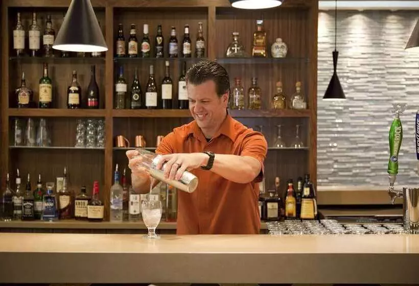 فندق Embassy Suites By Hilton Phoenix Tempe