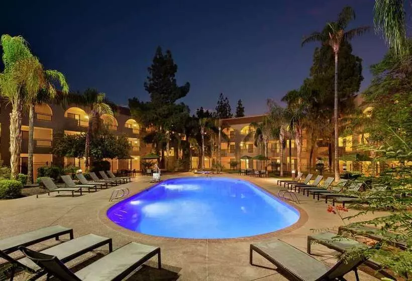 فندق Embassy Suites By Hilton Phoenix Tempe