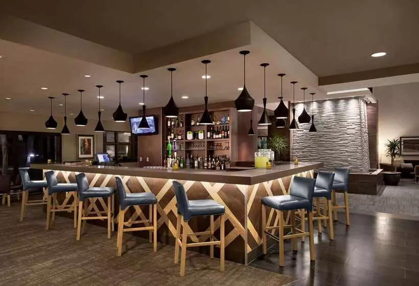 فندق Embassy Suites By Hilton Phoenix Tempe