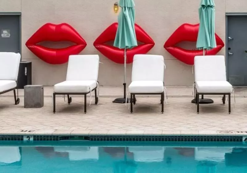 Otel Found Re Phoenix