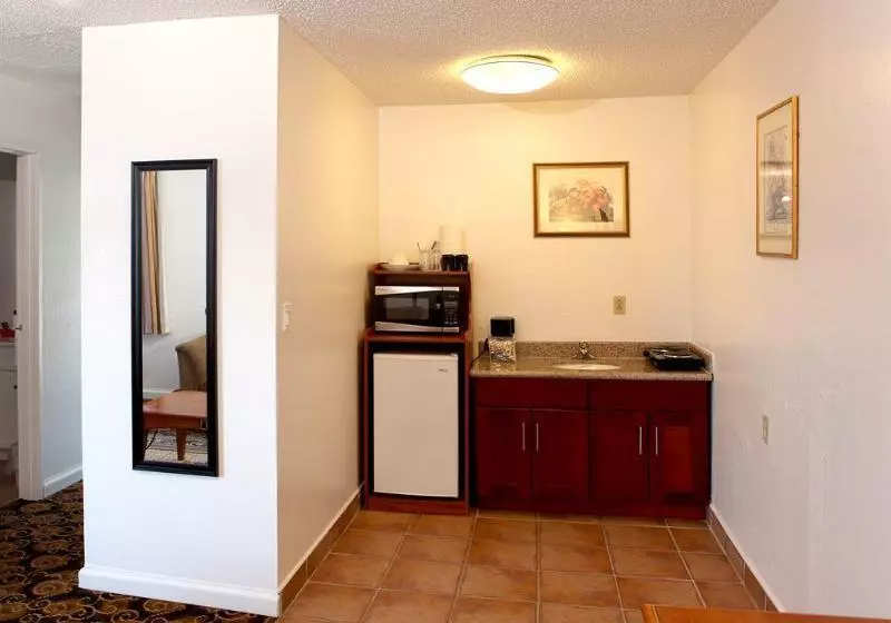 فندق Granada Inn