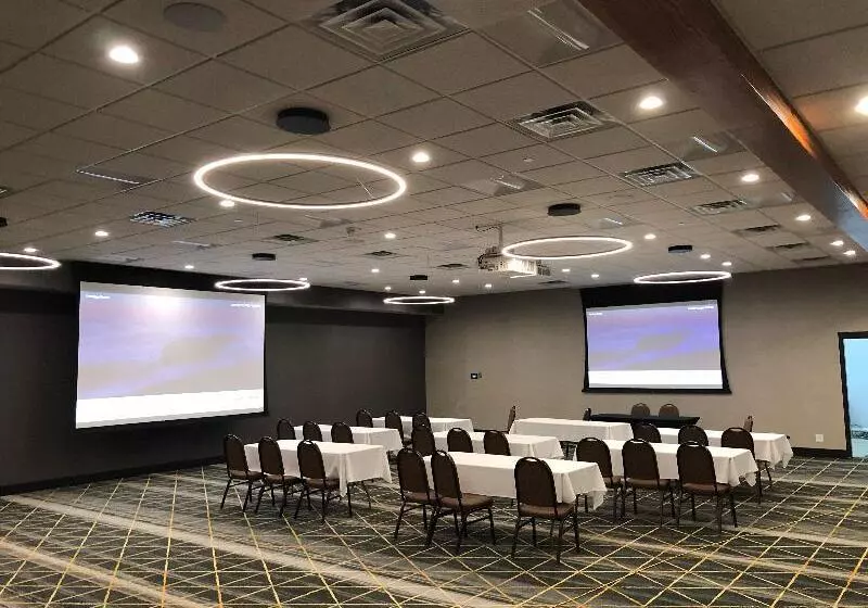 בית מלון כפרי Holiday Inn & Suites St. Cloud, An Ihg