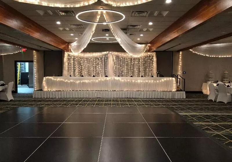 فندق Holiday Inn & Suites St. Cloud, An Ihg